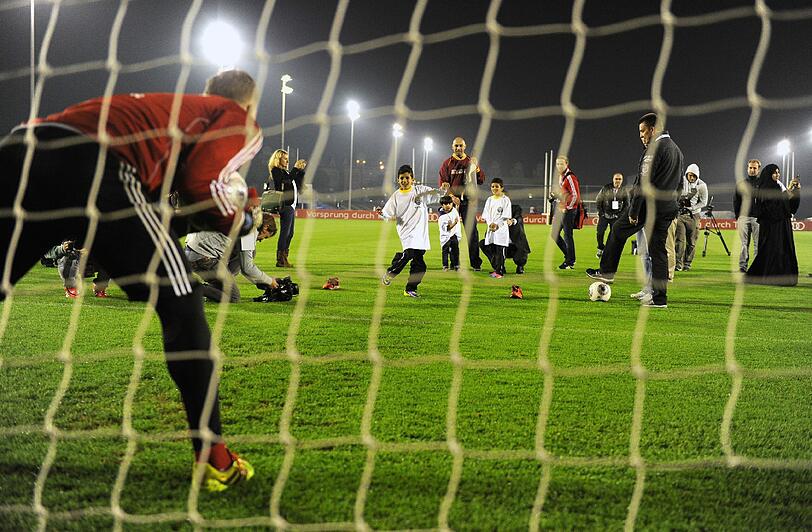 Spaß im Trainingslager: Kinder treten gegen Manuel Neuer im Elfmeterschießen an.
