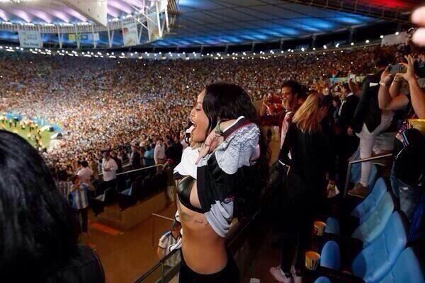 Rihanna im Siegestaumel. Dieses Bild gab's unkommentiert.