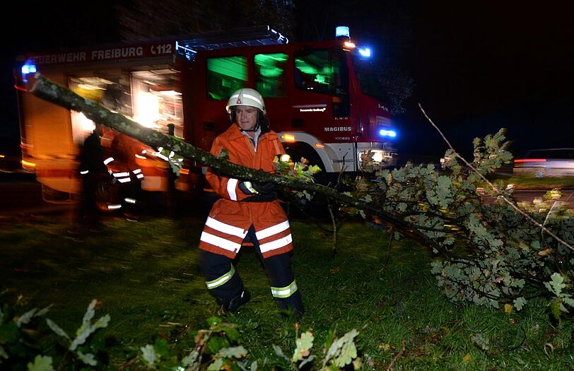 Regen, Sturm, Hagel: Unwetter in München und dem Rest Bayerns haben Feuerwehr und Polizei in Atem gehalten. Auch in Baden-Württemberg gab es heftige Unwetter. Hier räumen die Helfer einen umgestürzten Baum in Freiburg weg.