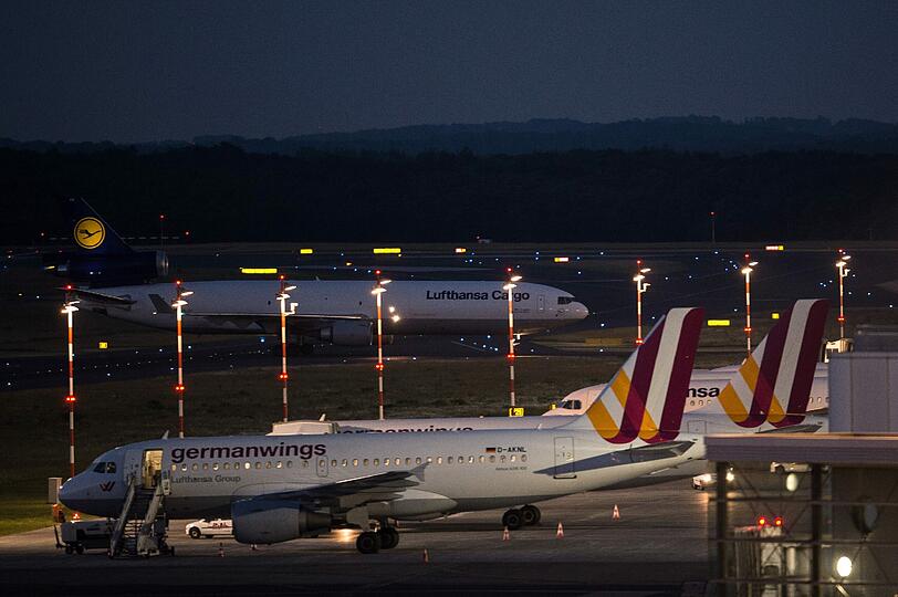 Am Dienstagabend ist eine Sondermaschine mit 44 Opfern der Germanwings-Katastrophe in Düsseldorf gelandet.