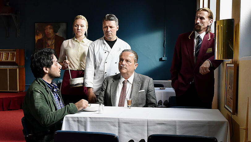Einstellungsgespräch nach kurzer tätlicher Auseinandersetzung (von links): Khaled (Sherwan Haji) mit der Bedienung Mirja (Nuppu Koivu), dem Koch (Janne Hyytiäinen), Restaurant-Chef Wikström (Sakari Kuosmanen) und dem Empfangschef und Gardrobier (Ilkka Koivula) Einstellungsgespräch nach kurzer tätlicher Auseinandersetzung (von links): Khaled (Sherwan Haji) mit der Bedienung Mirja (Nuppu Koivu), dem Koch (Janne Hyytiäinen), Restaurant-Chef Wikström (Sakari Kuosmanen) und dem Empfangschef und Gardrobier (Ilkka Koivula)