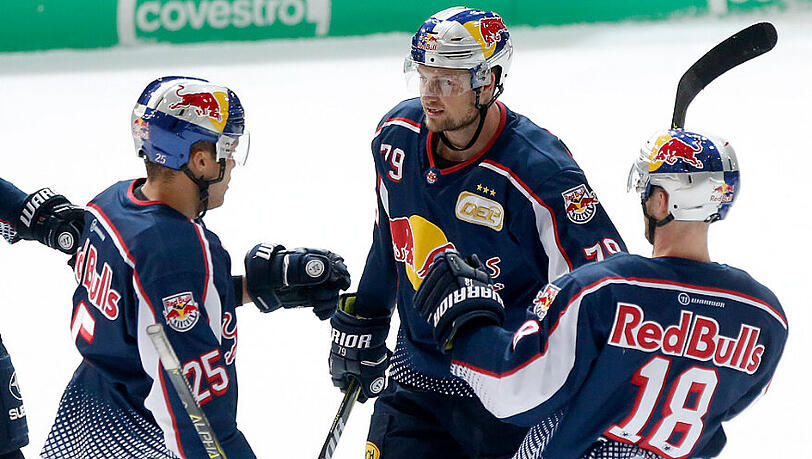 John Mitchell lässt sich nach seinem Treffer zum 2:0 für den EHC München von seinen Teamkollegen feiern. John Mitchell lässt sich nach seinem Treffer zum 2:0 für den EHC München von seinen Teamkollegen feiern.