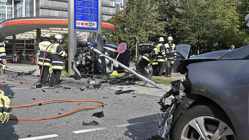 Der Golf wurde regelrecht um die Anzeigetafel der Tankstelle gewickelt. Der Golf wurde regelrecht um die Anzeigetafel der Tankstelle gewickelt.