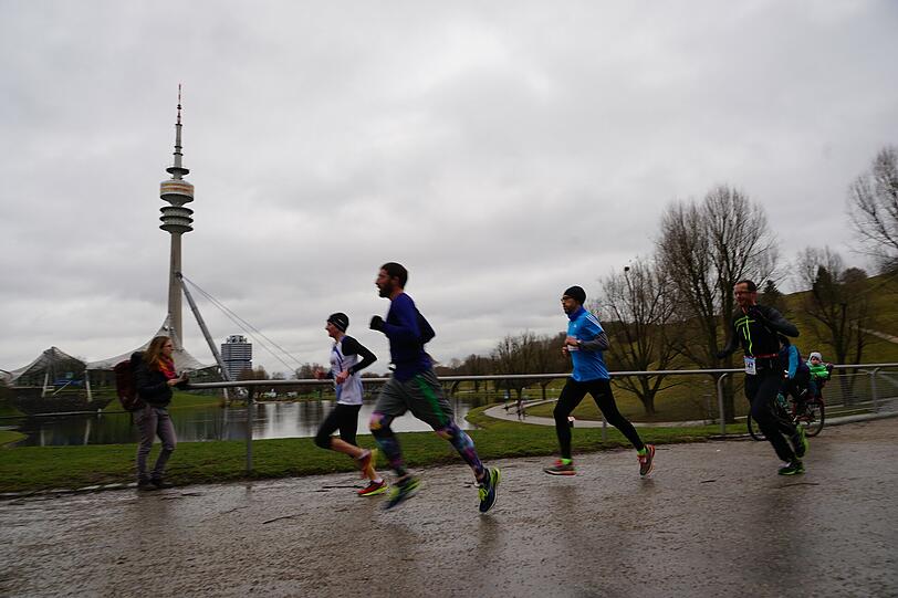 Ambitionierte Profis und Freizeitsportler absolvierten am Samstag  zum Abschluss der Winterlaufserie 20 km im Olympiapark. Hier sehen Sie alle Bilder.
