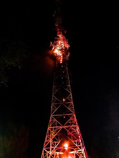Der BR-Sendemast ging in Flammen auf. Die Polizei geht von Brandstiftung aus.