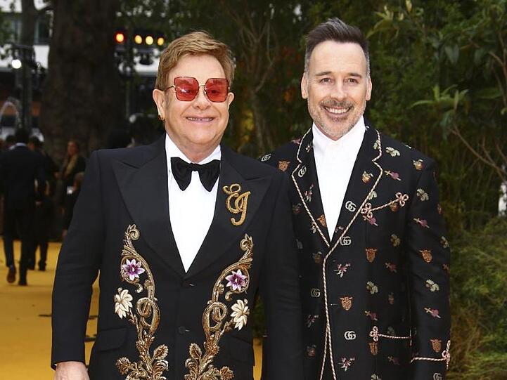 Elton John (l) und sein Mann David Furnish bei der Premiere von "König der Löwen" im Leicester Square.