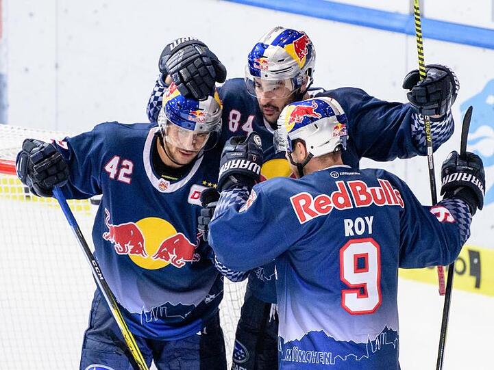Die Spieler des EHC Red Bull München feiern den zehnten Sieg im zehnten Spiel.