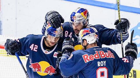 Die Spieler des EHC Red Bull München feiern den zehnten Sieg im zehnten Spiel.