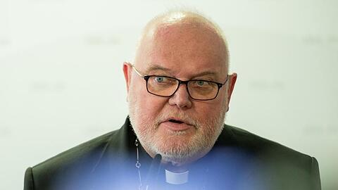 Kardinal Reinhard Marx gibt ein Pressestatement.