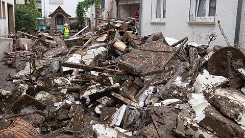 Schlamm und Unrat liegen zwischen den Häusern auf der Straße. Zahlreiche Häuser in dem Ort wurden komplett zerstört oder stark beschädigt.