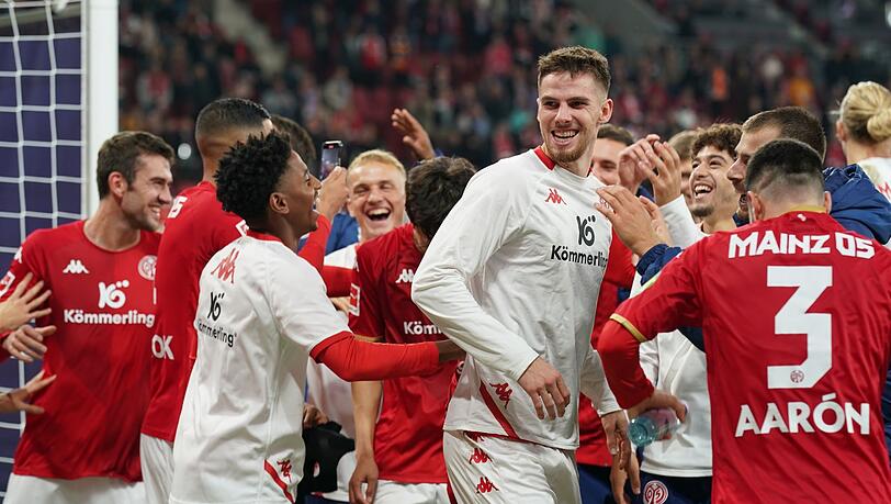 Mainzer Spieler jubeln nach dem 5:0-Sieg.