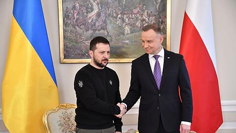 Polens Präsident Andrzej Duda (r) empfängt seinen ukrainischen Amtskollegen Wolodymyr Selenskyj in Warschau.