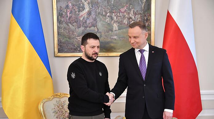Polens Präsident Andrzej Duda (r) empfängt seinen ukrainischen Amtskollegen Wolodymyr Selenskyj in Warschau.