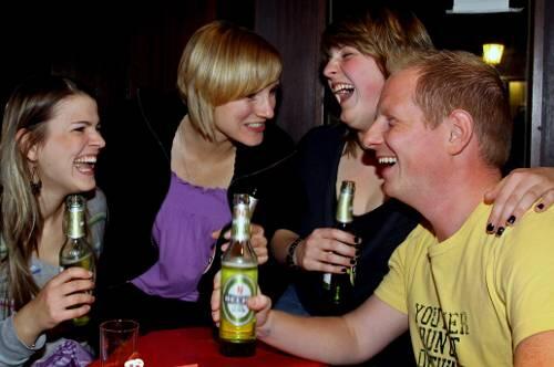 Im Barschwein vergnügen sich Christiane (23), Andrea (21),  Elisabeth (21) und Chris (28, von links).