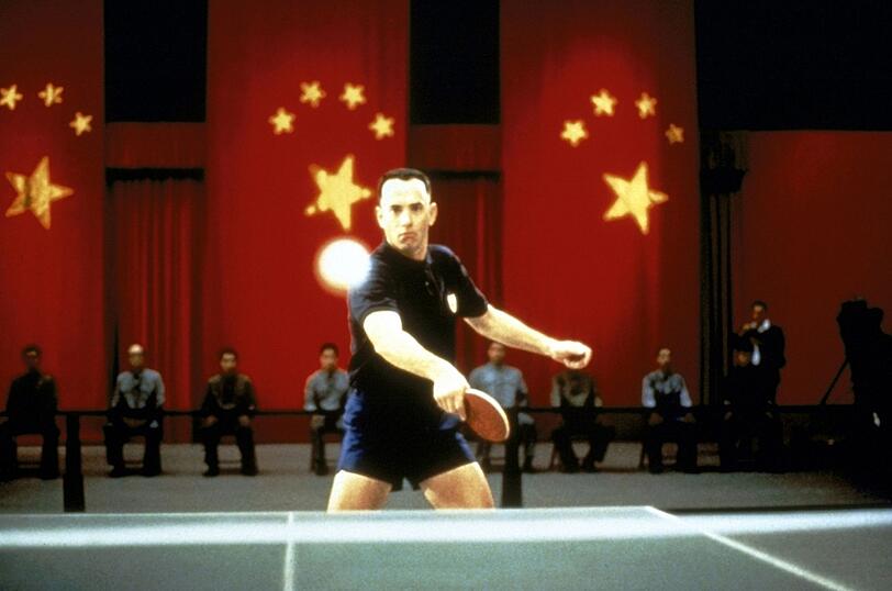 Als Tischtennisass darf Forrest (Tom Hanks) in die Volksrepublik China einreisen. Als Tischtennisass darf Forrest (Tom Hanks) in die Volksrepublik China einreisen.