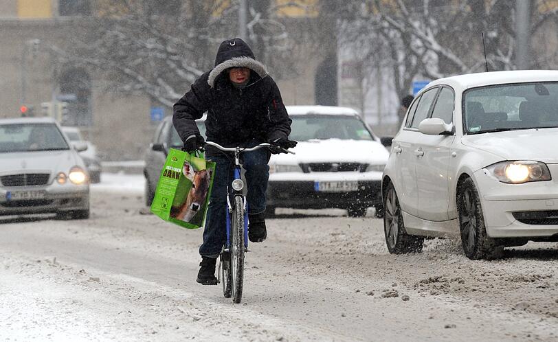 Gefährliche Fahrt: Auch Radler haben auf Schnee Probleme.