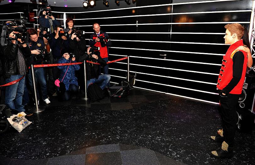 Zeit wurde es: Der US-Sänger Justin Bieber ist immerhin mit seinen erst 18 Jahren so erfolgreich wie mancher Alt-Musiker. Jetzt hat er seine wachsige Ehrung bei Madame Tussauds in Berlin erhalten - sehen Sie hier die Bilder...