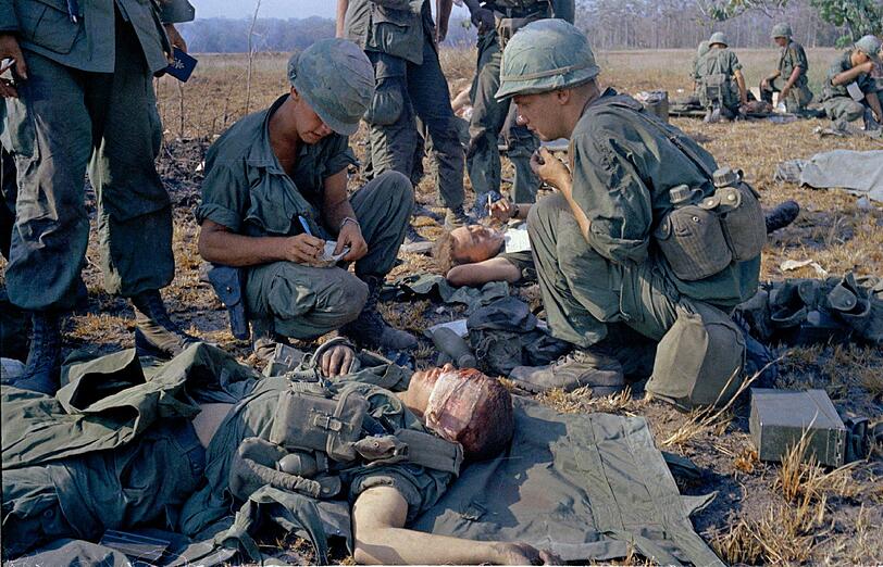 April 1967: Verwundete amerikanische Soldaten werden auf einem Schlachtfeld behandelt.