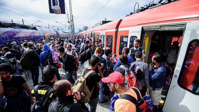In den ersten drei Septemberwochen sind mehr als 135 000 Flüchtlinge im Freistaat angekommen. In den ersten drei Septemberwochen sind mehr als 135 000 Flüchtlinge im Freistaat angekommen.