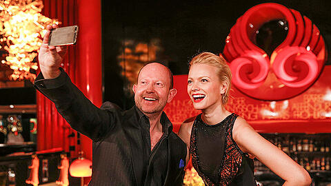 Selfie-Spaß im Tantris: Mode-Designer Brian Rennie und Topmodel Franziska Knuppe.