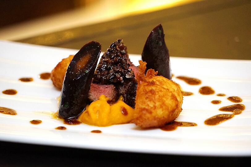 Der 4. Gang: Dry Aged Lende Crue de Cacao, Duett von der Karotte, Kartoffelkrapfen.
