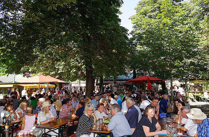 Rappelvoll: Der Biergarten am Viktualienmarkt am Montag.