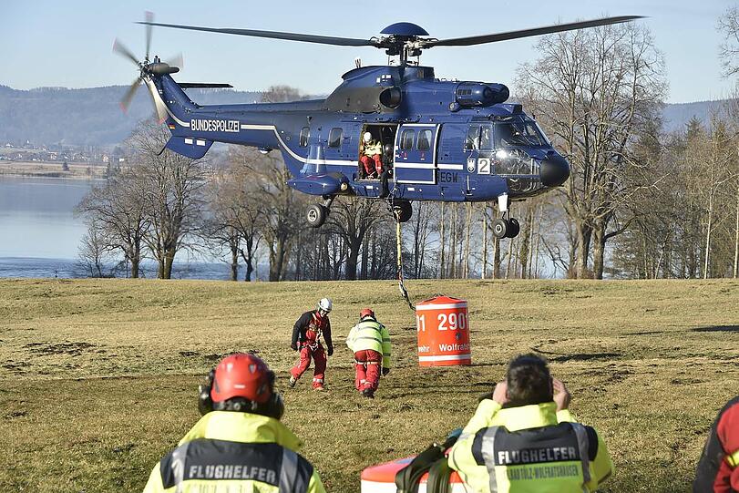 Hubschrauber sind im Dauereinsatz.