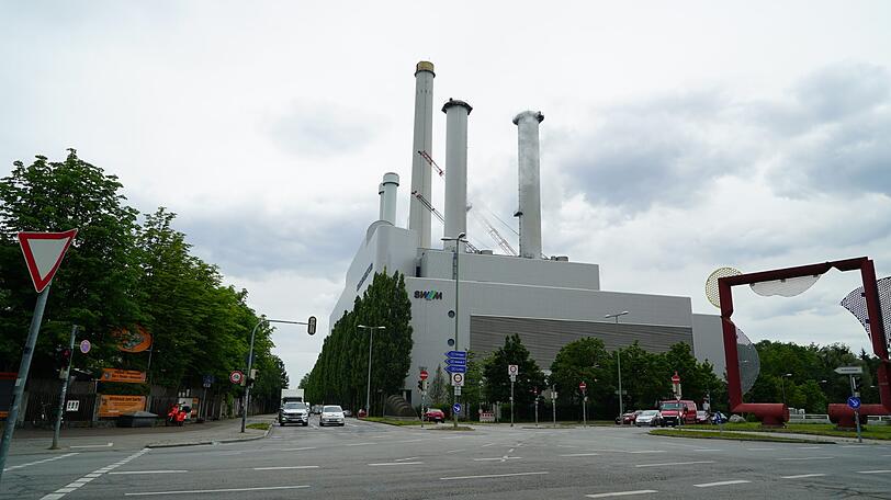 Noch ragt er ganz weit in den Himmel, doch schon bald ist der Turm vom Heizkraftwerk Süd Geschichte.