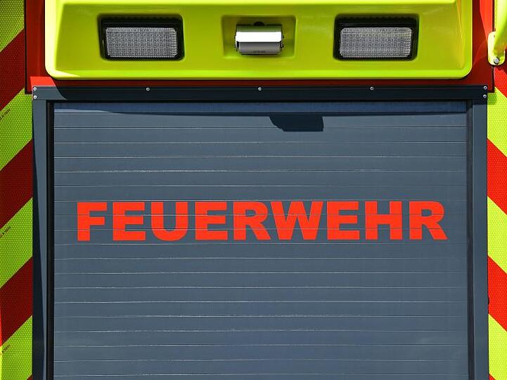 Der Schriftzug "Feuerwehr" ist auf einem Einsatzfahrzeug angebracht. Foto: Martin Schutt/dpa-Zentralbild/dpa/Archivbild