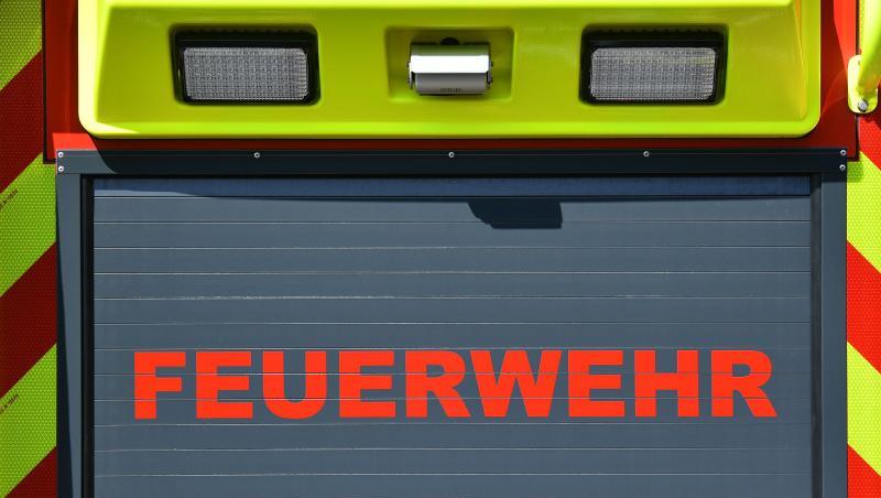 Der Schriftzug "Feuerwehr" ist auf einem Einsatzfahrzeug angebracht. Foto: Martin Schutt/dpa-Zentralbild/dpa/Archivbild Der Schriftzug "Feuerwehr" ist auf einem Einsatzfahrzeug angebracht. Foto: Martin Schutt/dpa-Zentralbild/dpa/Archivbild
