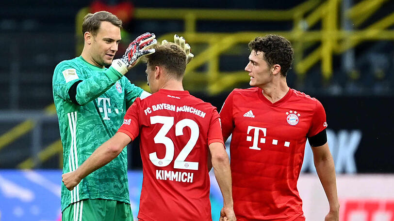 Die Bayern-Spieler Manuel Neuer (l.), Joshua Kimmich (m.) und Benjamin Pavard jubeln nach dem Sieg gegen den BVB. Ist ihnen die Meisterschaft noch zu nehmen?