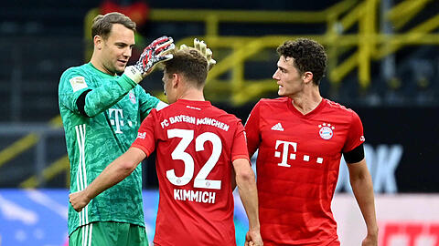 Die Bayern-Spieler Manuel Neuer (l.), Joshua Kimmich (m.) und Benjamin Pavard jubeln nach dem Sieg gegen den BVB. Ist ihnen die Meisterschaft noch zu nehmen?