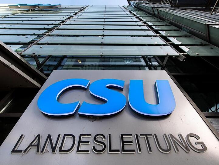 Der Schriftzug "CSU Landesleitung" ist an der CSU-Zentrale zu sehen. Foto: Matthias Balk/Archiv