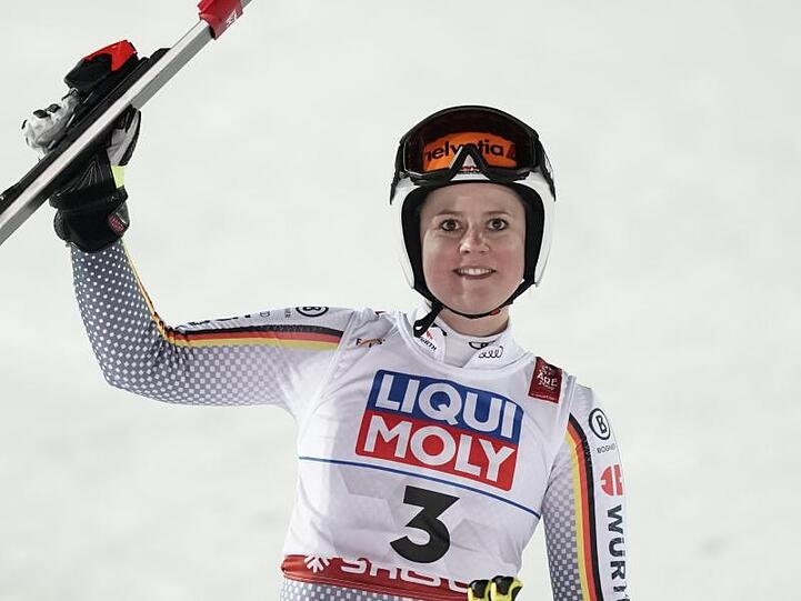 Viktoria Rebensburg freut sich über Platz zwei in Are.