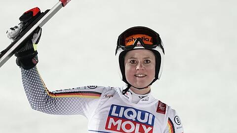 Viktoria Rebensburg freut sich über Platz zwei in Are.