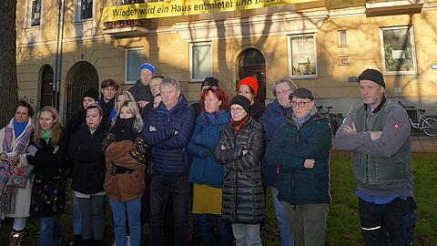 "Wir bleiben hier!" – Die Sigi-Sommer-Mietergemeinschaft hat in ihrem Haus Ecke Bruderhof-/Schäftlarnstraße ein gelbes Protest-Banner aufgehängt.  