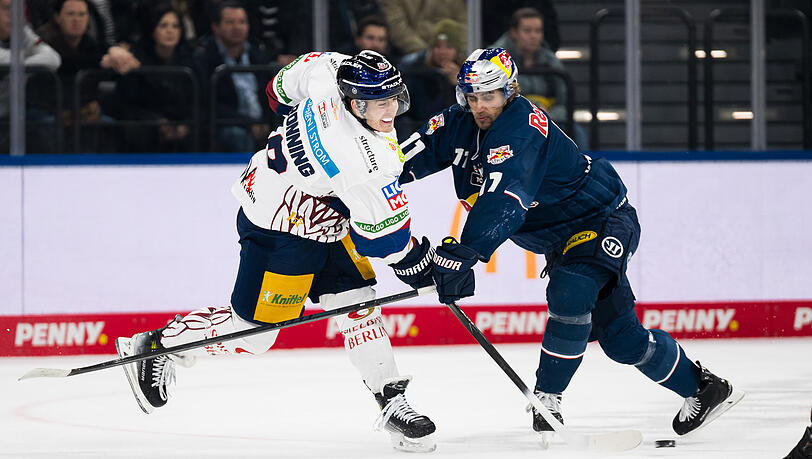 Berlions Ty Ronning (l.) im Duell mit EHC-Star Markus Eisenschmid.
