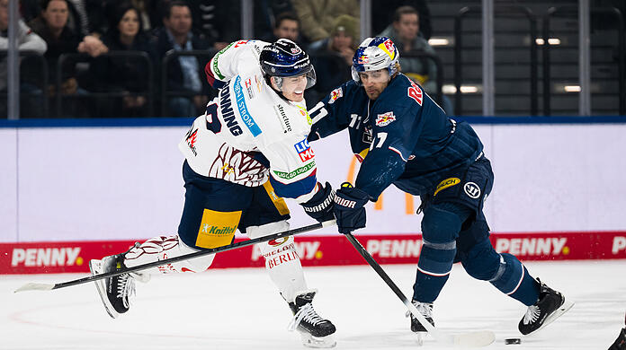 Berlions Ty Ronning (l.) im Duell mit EHC-Star Markus Eisenschmid.