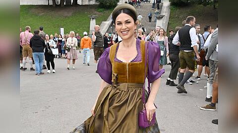 Viktoria Lauterbach hat für ihren Wiesn-Besuch zum Dirndl ein natürliches Make-up gewählt und liegt damit voll im Trend. Viktoria Lauterbach hat für ihren Wiesn-Besuch zum Dirndl ein natürliches Make-up gewählt und liegt damit voll im Trend.