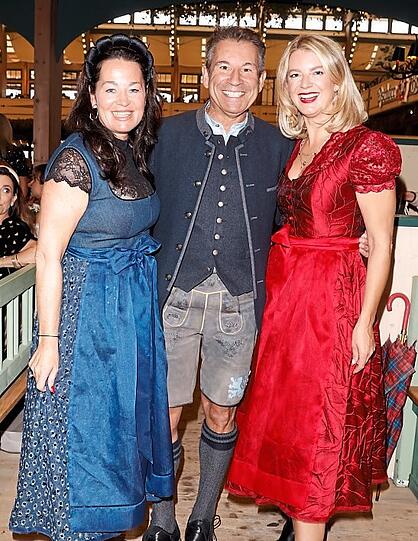 Belladonna-Gründerin Michaela Aschberger (l.) und Bräurosl-Wirtin Franziska Kohlpaintner laden am ersten Wiesn-Donnerstag wieder zum Lunch in die Bräurosl. Unter die zahlreichen Frauen mischt sich auch 1860-Präsident Gernot Mang... Belladonna-Gründerin Michaela Aschberger (l.) und Bräurosl-Wirtin Franziska Kohlpaintner laden am ersten Wiesn-Donnerstag wieder zum Lunch in die Bräurosl. Unter die zahlreichen Frauen mischt sich auch 1860-Präsident Gernot Mang...