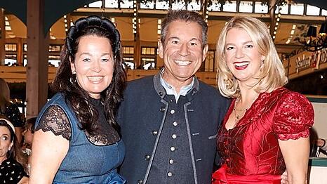 Belladonna-Gr&uuml;nderin Michaela Aschberger (l.) und Br&auml;urosl-Wirtin Franziska Kohlpaintner laden am ersten Wiesn-Donnerstag wieder zum Lunch in die Br&auml;urosl. Unter die zahlreichen Frauen mischt sich auch 1860-Pr&auml;sident Gernot Mang...