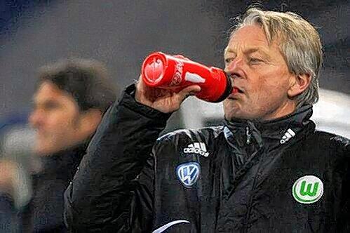 Ein Schluck aus der Pulle &ndash; und die Hoffnung auf einen Sieg gegen Bayern. &bdquo;Als Einheit kann man gegen jeden gewinnen&ldquo;, sagt Wolfsburgs Trainer Lorenz-Günther Köstner.