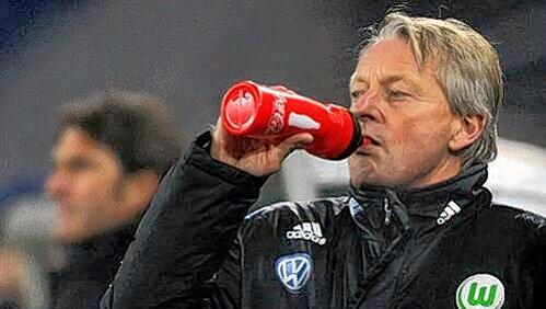 Ein Schluck aus der Pulle – und die Hoffnung auf einen Sieg gegen Bayern. „Als Einheit kann man gegen jeden gewinnen“, sagt Wolfsburgs Trainer Lorenz-Günther Köstner. Ein Schluck aus der Pulle – und die Hoffnung auf einen Sieg gegen Bayern. „Als Einheit kann man gegen jeden gewinnen“, sagt Wolfsburgs Trainer Lorenz-Günther Köstner.