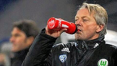 Ein Schluck aus der Pulle &ndash; und die Hoffnung auf einen Sieg gegen Bayern. &bdquo;Als Einheit kann man gegen jeden gewinnen&ldquo;, sagt Wolfsburgs Trainer Lorenz-Günther Köstner.