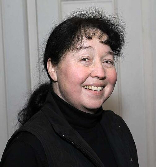 Hella Friedl (51), Standl: Metzgerei Friedl, Familienstand: verheiratet, ein Sohn, eine Tochter, Wohnort: Aying, Hobbies: Lesen, Schlafen, Chor, Dabei seit: 1997, Liebstes Ratschthema: &bdquo;Männer, Kinder und der Markt&ldquo;, Ich tanze bei den Marktweibern, weil&hellip; es Spaß macht und die gemeinsamen Ausflüge jedes Mal lustig sind.