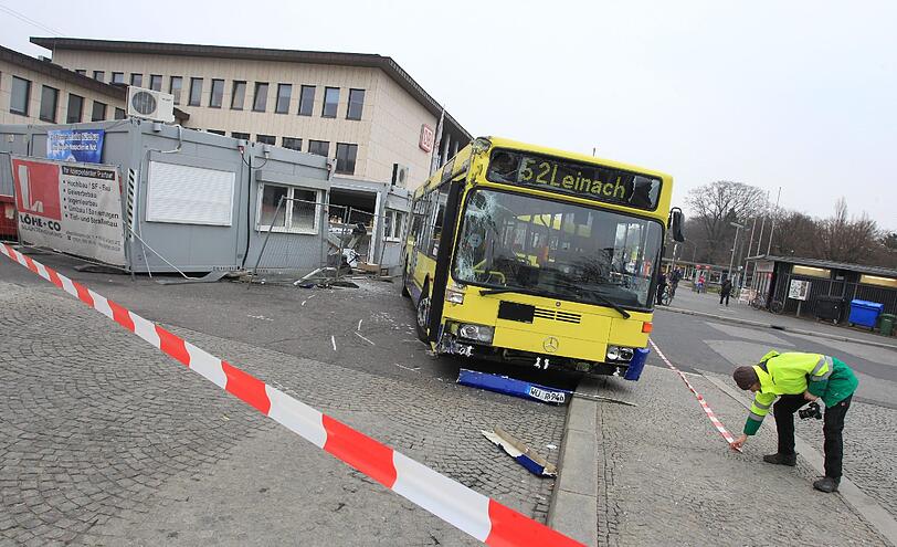Der demolierte Linienbus neben dem Bürocontainer.