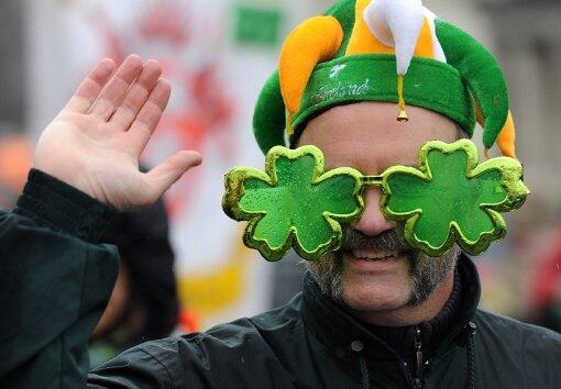 St. Patrick's Day in München. Auf der Leopoldstraße feiern die Menschen in grün.
