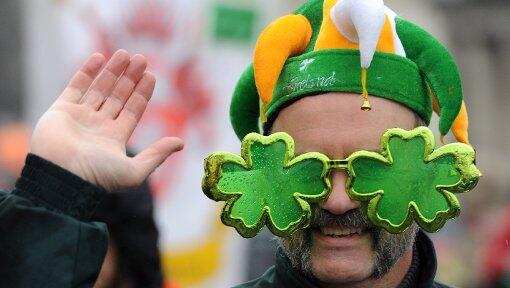 St. Patrick's Day in München. Auf der Leopoldstraße feiern die Menschen in grün. St. Patrick's Day in München. Auf der Leopoldstraße feiern die Menschen in grün.