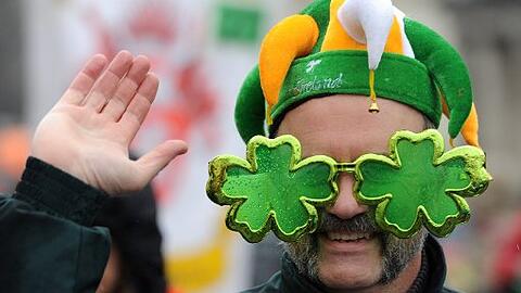 St. Patrick's Day in München. Auf der Leopoldstraße feiern die Menschen in grün.