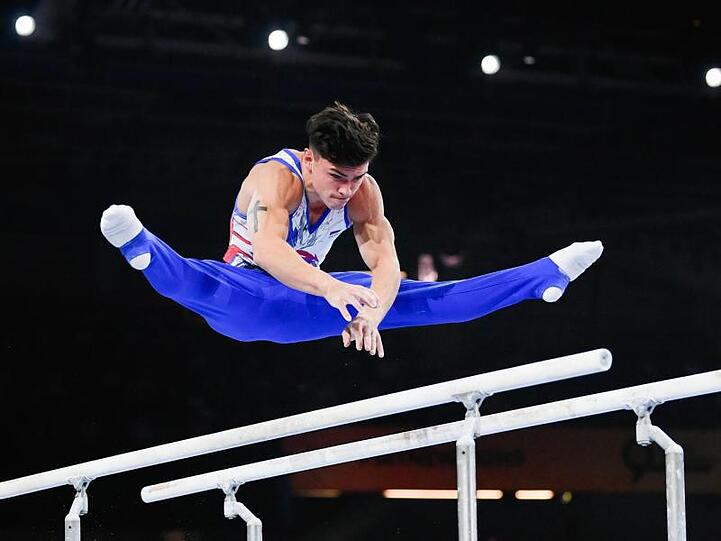 Der russische Turner Artur Dalalojan zeigt sein Können am Barren.